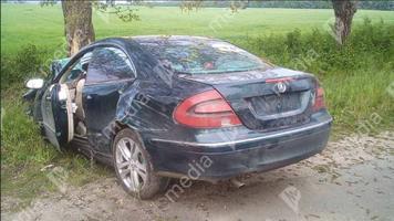 Un șofer și-a bușit Mercedes-ul într-un copac, la Briceni