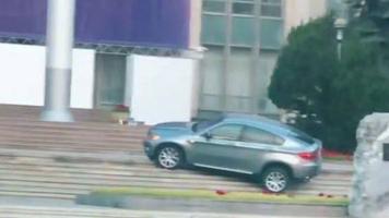 (VIDEO) ,,Mergea la audiență?”. Un șofer băut a urca cu BMW-ul pe scările din fața Guvernului