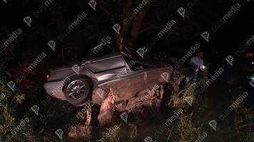 (FOTO) Un tânăr a murit, după ce s-a izbit cu BMW-ul într-un copac, la Glodeni. Pasagera sa - la spital