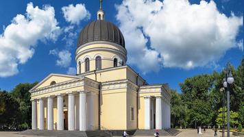 Catedrala Mitropolitană „Nașterea Domnului” din Chișinău, Moldova, într-o zi însorită de toamnă