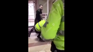 (VIDEO) Agent de patrulare bătut de un student al academiei MAI, după ce i-a prins amica beată la volan