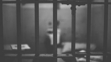 Detenție pe viață pentru un bărbat care și-a abuzat sexual fiicele vitrege mai multe luni de zile