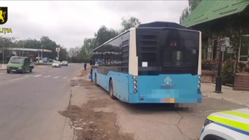 (VIDEO) Șoferul autobuzului de pe ruta Chișinău- Cruzești, prins băut la volan ziua în amiaza mare