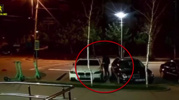(VIDEO) Momentul în care doi indivizi sparg două BMW-uri în Chișinău