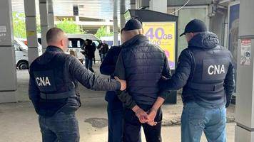 (VIDEO) Bărbat din Hîncești, reținut în flagrant de ofițerii CNA: A pretins 2.400 de euro pentru perfectarea a două permise de conducere