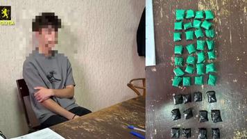 (VIDEO) Traficant de droguri la 17 ani. Adolescent reținut de oamenii legii pe o stradă din Chișinău