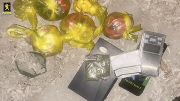 (VIDEO) Trei tineri, reținuți fiind acuzați de comercializarea drogurilor
