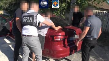 (VIDEO) Polițist din cadrul IP Strășeni, reținut în flagrant de ofițerii SPIA