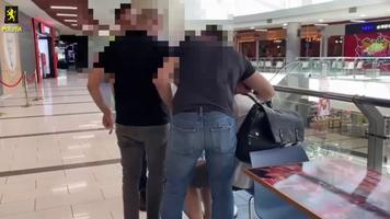 (VIDEO) Tineri „afaceriști” încătușați de Poliția Capitalei la mall. Ar fi convins un bărbat să investească peste 2 mln de lei pe piața financiară online