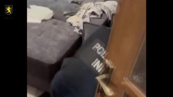 (VIDEO) „Comoara” de milioane de lei a unui tânăr din Fălești, găsită sub pat de ofițerii INI