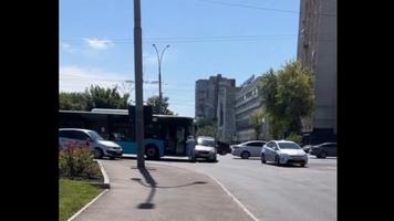 (VIDEO) Accident cu implicarea unui autocar de rută în Chișinău