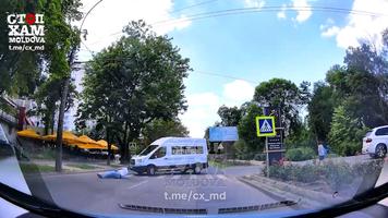 (VIDEO) UPDATE: Momentul în care un bărbat este spulberat de un microbuz pe o trecere de pietoni din Chișinău