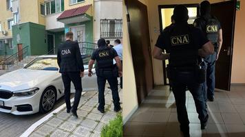 (AUDIO) Chișinăuian reținut de ofițerii CNA, după ce ar fi pretins o mită de peste un milion de lei