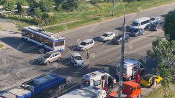 (VIDEO) Accident cu implicarea unui troleibuz pe strada Șoseaua Hîncești. Două ambulanțe la fața locului