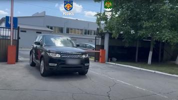 (VIDEO) Percheziții la Chișinău și Hîncești. Mașini de lux furate și aduse prin contrabandă din Franța, Italia și Olanda