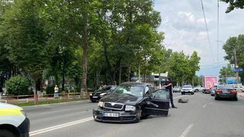(FOTO) O Skoda a rămas „calică” de o roată, în urma unui accident, la Bălți
