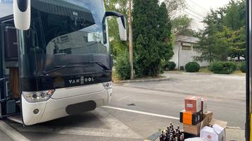(FOTO) „Autocarul lui Bachus, la Albița. Avea podeaua burdușită cu alcool și țigări