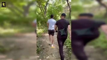 (VIDEO) „Hai cu noi în poieniță”. Un tânăr din Călărași le-a arătat polițiștilor unde a ascuns droguri