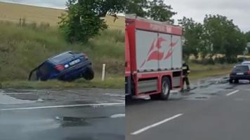 (VIDEO) Două mașini s-au ciocnit pe traseul Edineț-Bălți. Una a ajuns într-un șanț