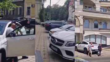 (VIDEO) Un refugiat din Ucraina s-a pus în gură cu poliția, pentru că au vrut să-i evacueze Mercedesul. Mașina era parcată pe trotuar în inima Chișinăului