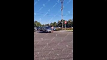 (VIDEO)Scandal în traficul din Chișinău. Șoferul și pasagera unui BMW au spart geamul unei Toyota, după ce au lovit-o din spate