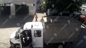 EXCLUSIV (VIDEO) Un cosilier local PSRM a luat la pumni șoferul unei camionete, la Sîngera