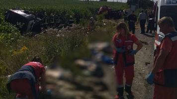 (FOTO) Grav accident rutier, soldat cu 14 morţi în Ucraina. Un microbuz s-a ciocnit violent cu o autocisternă