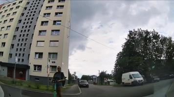 (VIDEO) „Bl#@dzi, oaia!” Momentul în care o șoferiță a fost la un pas de a lovi o femeie, care se deplasa regulamentar cu o trotinetă electrică, pe o stradă din Chișinău