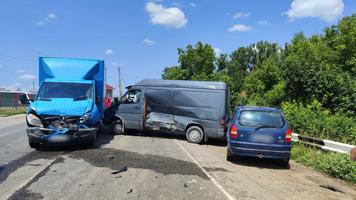 (FOTO) Accident în lanț, cu implicarea a două Mercedes-uri, la Bălți