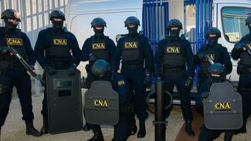 Un polițist și doi complici, reținuți de CNA. Au încercat să soluționeze un dosar pornit pe viol cu 4000 de euro