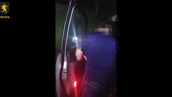 (VIDEO) Femeie prinsă băută la volan, cu un copil de 3 ani în mașină, la Strășeni