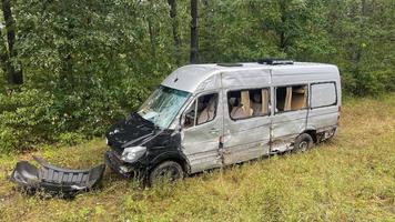 (FOTO) O camionetă și un microbuz, grav avariate, la Strășeni. Sunt victime