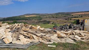 (FOTO) Un camion cu peste zece tone de scânduri, răsturnat pe câmp la Sîngerei