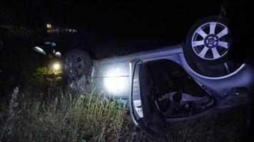 (FOTO) Un angajat INSP s-a răsturnat cu un Mercedes, la Briceni