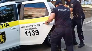 „Supărat că i-a stricat somnul”. Un individ băut a dat cu pumnul într-un polițist BPRO, ziua în amiaza mare, pe plajă la Valea Trandafirilor