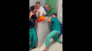 (VIDEO) Medici bătuți în Italia de rudele unei fete moarte la 23 de ani, în timpul unei operații