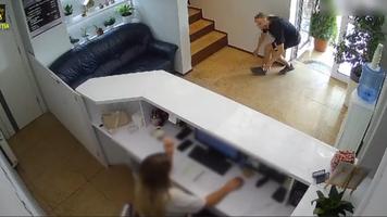 (VIDEO) Momentul în care un tânăr intră tiptil la furat, în plină zi, într-un hotel din sectorul Botanica