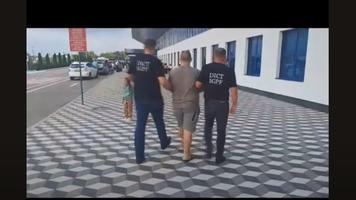 (VIDEO) Ucrainean anunțat în căutare de INTERPOL, extrădat din R.Moldova în Cehia