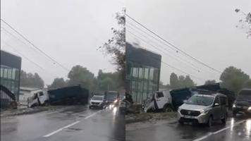 Un camion s-a bușit într-un stâlp, pe strada Muncești