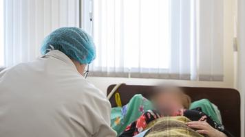 Intoxicație alimentară la un liceu din Chișinău. 65 de persoane au ajuns la spital, iar alta se află în reanimare