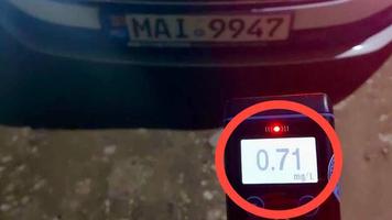 Stopat de polițiști, în stare de ebrietate și fără plăcute de înmatriculare la motocicletă