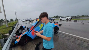 Un tânăr influencer american pe YouTube, Jack Doherty, face un accident grav cu McLaren-ul său, cu telefonul în mână, pe o autostradă în SUA, în toiul unui live