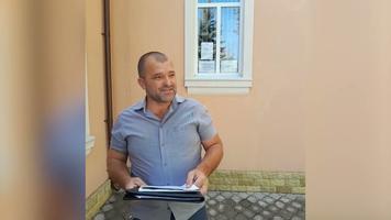 Consilier municipal, prins cu mașina ticsită cu materiale electorale, fără acte de proveniență