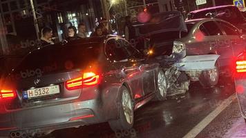 (VIDEO) Accident în lanț pe bulevardul Dacia. Ar fi fost generat de o tânără șoferiță cu BMW