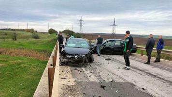 (FOTO) Două mașini s-au ciocnit frontal la Sângerei: un tânăr de 24 de ani, transportat la spital