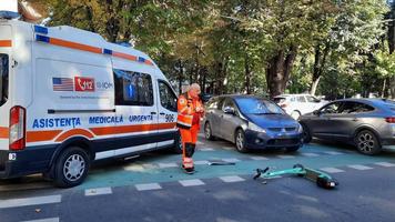 Tânăr spulberat cu tot cu trotineta electrică „BOLT” de un automobil pe o stradă din Chișinău