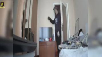 (VIDEO) Momentul în care doi indivizi au venit la furat dintr-un apartament din Chișinău