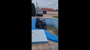 NO COMMENT (VIDEO) Cu BMW-ul „la scăldat” în piscină, la Parcani