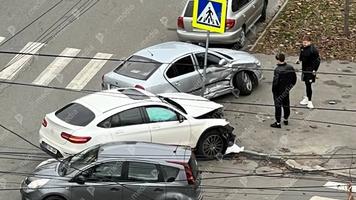 (FOTO) Două automobile, grav avariate într-o intersecție din Chișinău