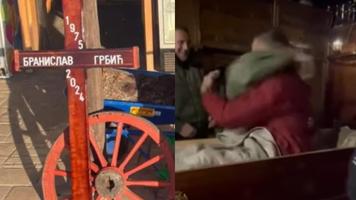 https://www.libertatea.ro/stiri/un-barbat-s-a-prefacut-mort-si-a-organizat-propria-inmormantare-si-s-a-trezit-brusc-in-timpul-funeraliilor-in-serbia-5124340